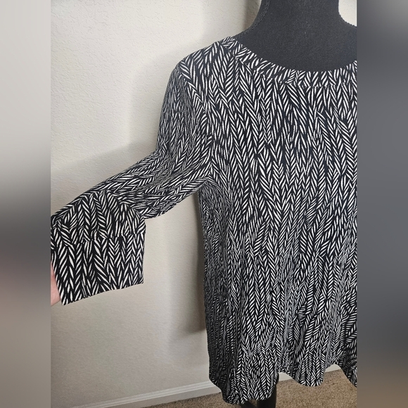 Chico's Cotton Modal Blend Black White Abstract Feather Print 3/4 Sleeve Tunic - Picture 3 of 9